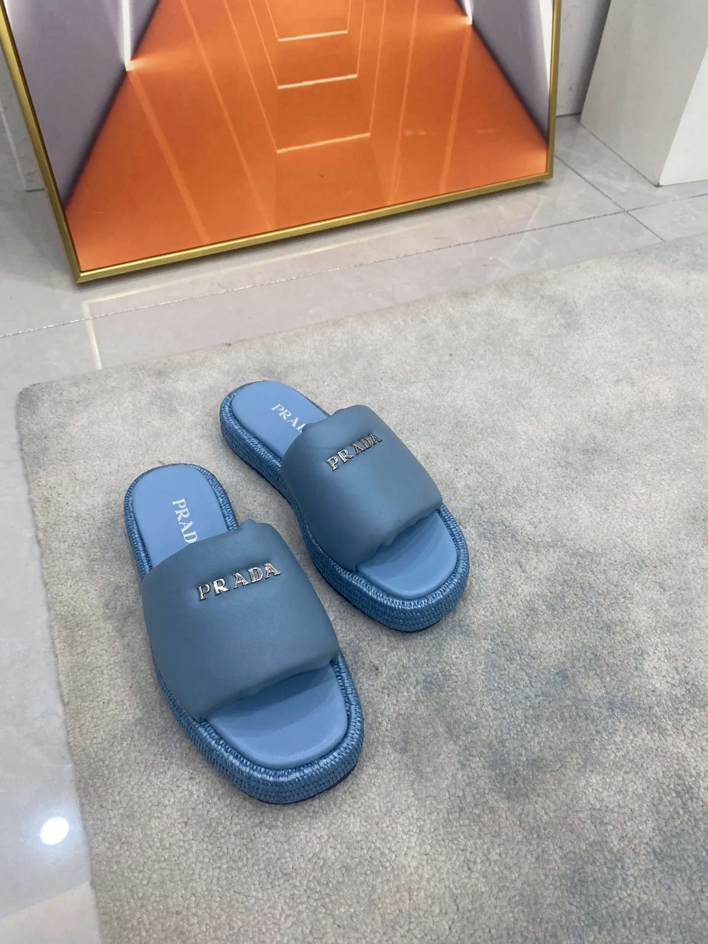 👟👟Ex-factory price 500👟👟 PRADA 2024 [Fireworks] [Fireworks] Popular straw woven series, a must-have slipper for lazy people, it looks so good on the feet. I love this hand-woven one. The upper is mixed sheepskin, and the outsole is made of imported raffia bag, ultra-light TPU, code number 5-41,